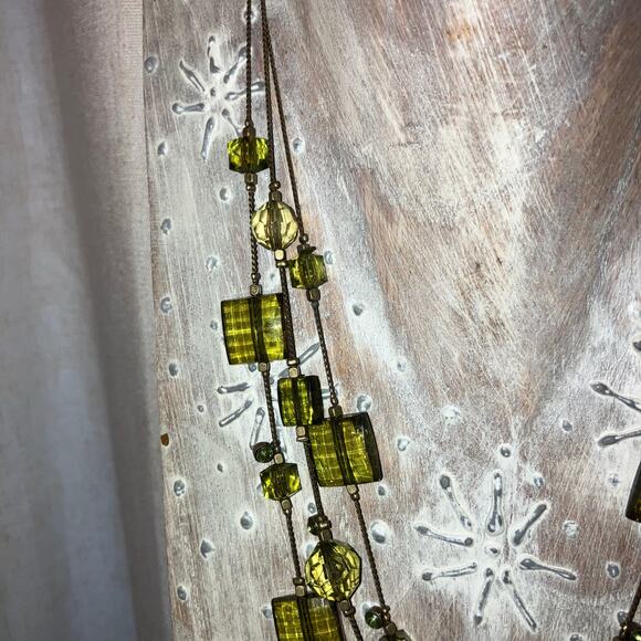 Green beaded tiered necklace, triple strand, plastic faceted beads hippie boho - Picture 3 of 6